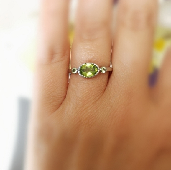 Peridot gemstone ring in Sterling Silver size 7 🆕 - Picture 7 of 8